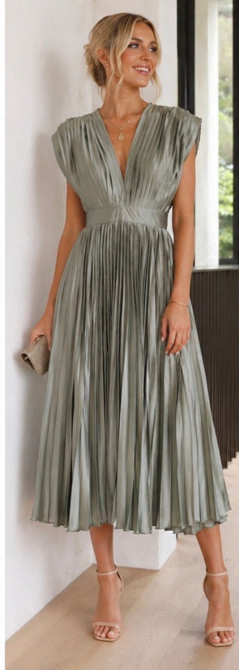 Ellis & Johnson™ | Timeless Pleated Midi Dress